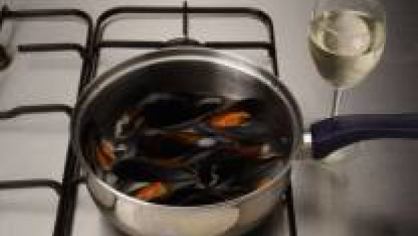 Limpia bien los mejillones raspando con un cuchillo bajo el chorro de agua fría y ponlos en una cazuela tapada al fuego junto con el vino, hasta que se abran. Quítales una de las conchas y resérvalos.