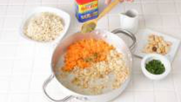 Pon a hervir el caldo, incorpora el arroz y cuece durante al menos unos 30 minutos. Cuando esté cocido, escurre y reserva. Tritura el pan en la picadora.