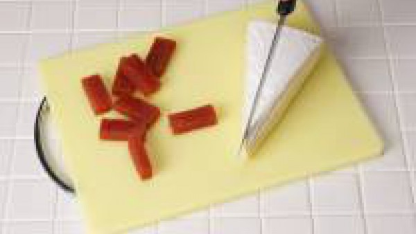 Cortar el membrillo y el queso en rectángulos de 5 x 1,5 cm.