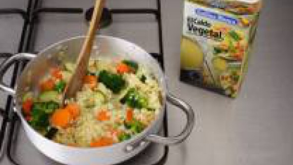 En una sartén con mantequilla y aceite, saltea las verduras troceadas, salpimienta ligeramente e incorpora 1 cucharadita de curry, a media cocción riega con la mitad del vino. Deja cocer a fuego lento
