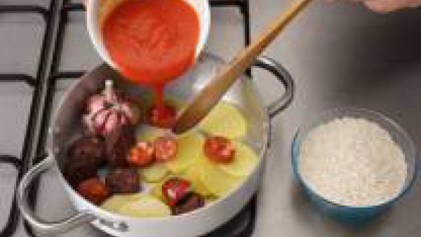 En una cazuela con un poco de aceite, saltea las patatas, los ajos, el tocino, el chorizo y la morcilla. 