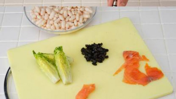 Prepara una vinagreta mezclando el aceite con el vinagre, el zumo de limón y 1/2 pastilla de Avecrem desmenuzada. Bate enérgicamente con un batidor de varillas.
