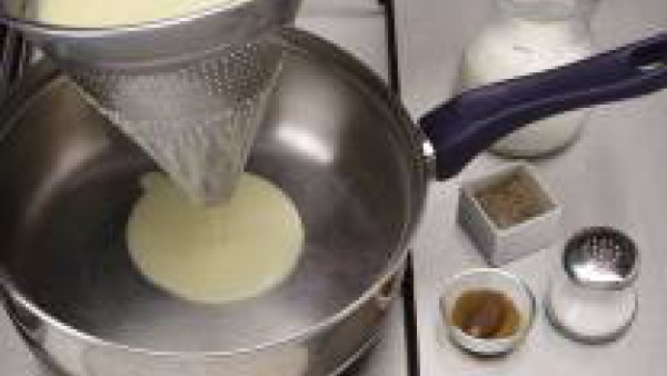 Tritura y pasa por un chino o colador, añade la crema de leche, la sal, la pimienta y la nuez moscada, deja cocer 5 min. más y sirve, acompañada de los picatostes de pan frito.
