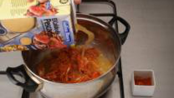 Calienta un poco de mantequilla en una cazuela y a continuación saltea las pieles y las cabezas de las gambas