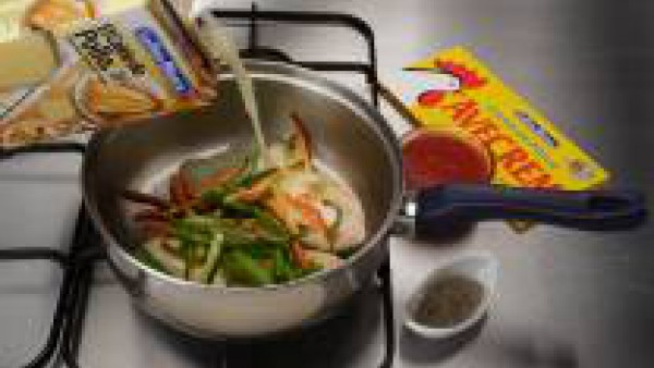 Agrega las verduras, el Caldo de Pollo 100% Natural Gallina Blanca, el Tomate Frito Gallina Blanca, la pastilla de Avecrem Caldo de Pollo Gallina Blanca desmenuzada y la pimienta. Cuece durante unos 5