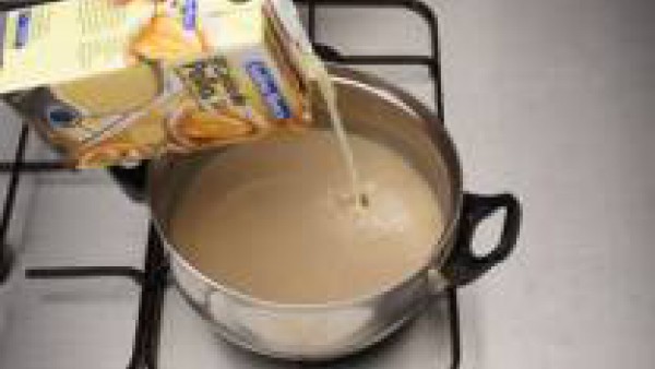 Ponlas en una cazuela con un trozo de mantequilla y el caldo, deja cocer unos minutos y sirve caliente, con picatostes de pan frito o tostado.