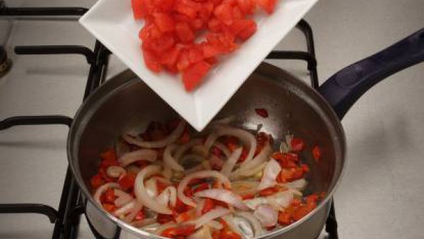 Sofríe la cebolla y el pimiento troceado. Añade Tomate Frito Gallina Blanca y cuece a fuego lento durante 10-12 minutos.