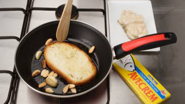 Fríe el rape, previamente sazonado con Avecrem Pescado -30% de sal, en una sartén con muy poco aceite; retíralo y reserva. Añade a la sartén un poco más de aceite y fríe los ajos y las almendras. Cuan