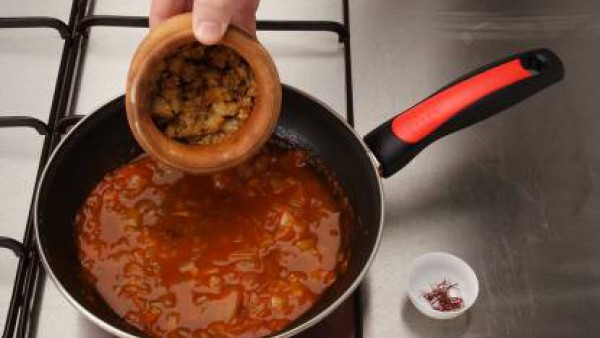 Pon un poco más de aceite, rehoga el Sofrito de Tomate y Cebolla a Trozos y déjalo cocer, a fuego suave, unos 5 minutos. Añade unas hebras de azafrán y la picada de almendras. Cuécelo todo junto unos 