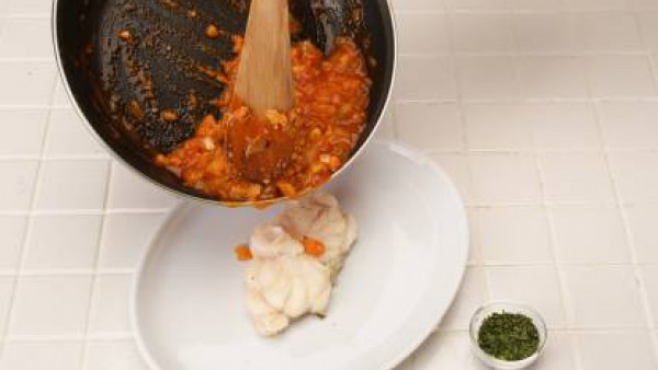 Pon el rape en una fuente de horno, vierte la salsa por encima y espolvoréalo con un poco de perejil picado. Caliéntalo en el horno unos minutos antes de servirlo.