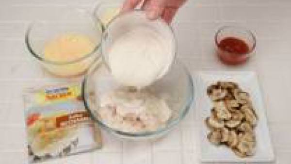 Prepara Mi Salsa Bechamel con el medio litro de leche, siguiendo las instrucciones del sobre y mezcla con el pescado desmenuzado, el Tomate Frito Gallina Blanca, los huevos, el queso rallado y la past