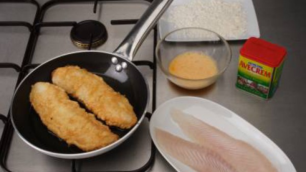 Sazona los filetes de rodaballo con una pizca de Avecrem, desmenuzado, pásalos por harina y huevo batido y fríe en aceite caliente. Sirve el pescado acompañado con el sofrito y las patatas paja.