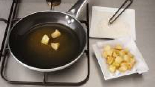 Para la guarnición pela las dos manzanas, córtalas al gusto, enharínalas y fríelas hasta que se doren, escurre sobre papel de cocina y reserva. 