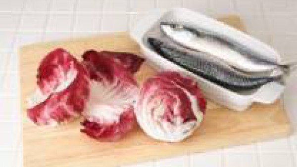 Coloca las caballas en una bandeja de horno y rocía con un poco de aceite y vierte el vino, añade el resto de la picada e introdúcelas en el horno a 180ºC, unos 20-25 minutos. Sirve acompañado con una