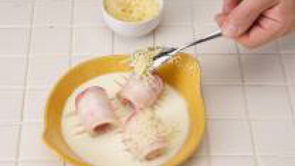 Espolvorea con el queso rallado y pon trocitos de mantequilla por encima. Cuece en horno precalentado durante unos 10 - 12 minutos a 180ºC. Sirve decorado con cebollino o perejil picado.