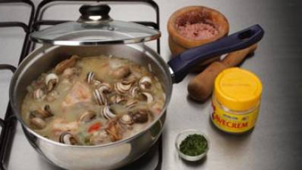 Diluye el conjunto con unas cucharadas del jugo de cocción del guiso y echa todo a la cazuela. Agrega también los caracoles, rectifica con Avecrem y deja cocer durante 15 minutos más a fuego suave, ha