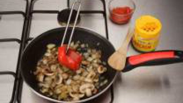 Cuando los champiñones estén cocinados, añade unas gotas de salsa de soja y condimenta con Avecrem. Incorpora los pimientos asados y sirve junto con la carne.