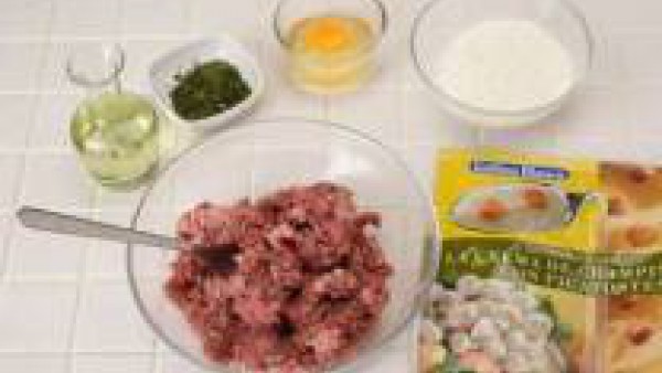 Mezcla las dos carnes y añade el huevo, el Avecrem, la rebanada de pan escurrida y forma las albóndigas con la ayuda de un poco de pan rallado. Reserva.