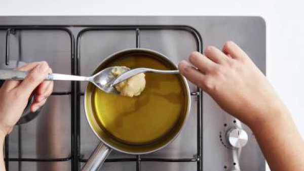Añade el bacalao y sazonar con Avecrem Caldo de Pollo. Puedes añadir a la masa puré de patata (preparado, muy espeso), para que rinda más.