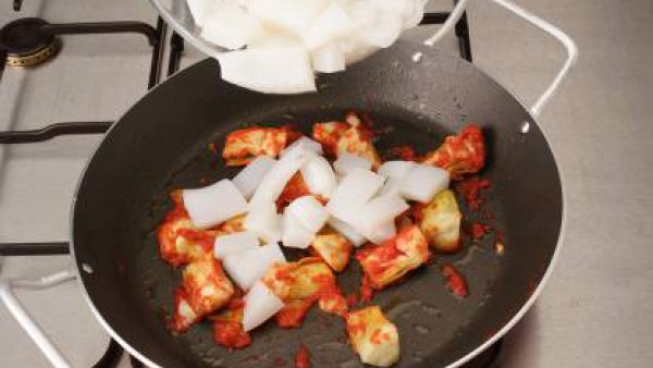 Añade la cebolla picada, el ajo y el pimiento verde también picados y sofríe. A medio hacer, vuelve a añadir la sepia. Riega con el vino, deja evaporar e incorpora el arroz, sofriéndolo unos 4 minutos