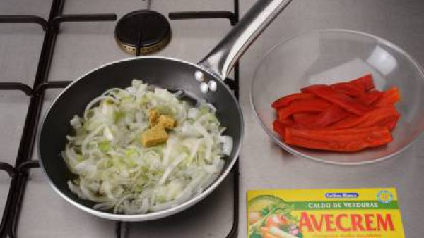 Sofríe la cebolla y el pimiento rojo cortados a tiras finas en un poco de aceite, sazona con una mitad de la pastilla de Avecrem, hasta que estén bien concentrados y reserva. Saltea los espárragos pel