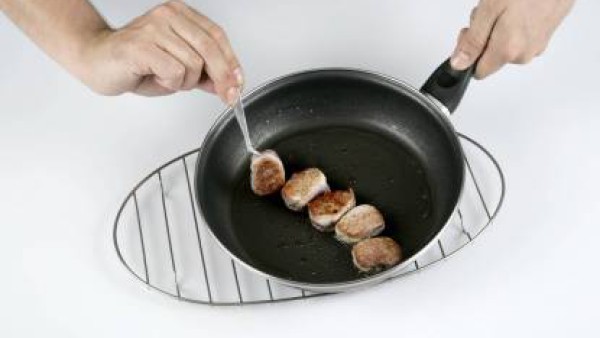 Corta el solomillo en trozos no demasiado grandes, salpimentándolos y pásalos por la sartén con fuego fuerte y con un chorrito de aceite, procurando que no se cocinen mucho por dentro. Sirve los trozo