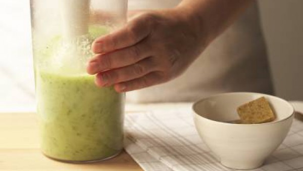 Coloca en una olla las verduras junto con el agua y las dos pastillas de de Avecrem Caldo de Pollo. Cuécelo unos 30 minutos, retíralo y tritúralo. Agrega el queso y tritura otra vez. Sirve con un hili