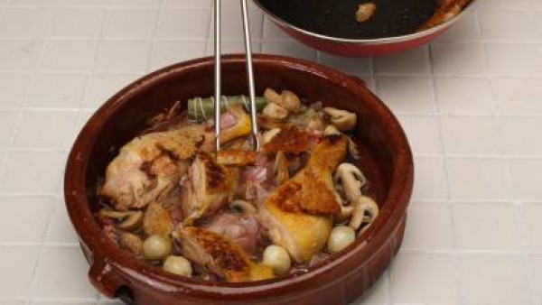 Cuece unos 10-12 min. hasta que se reduzca el vino. Vierte el brik y deja cocer hasta que el pollo este tierno (unos 10-12 minuto) y la salsa espesita, desecha el atado de hierbas antes de servir.