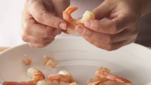 Poner el pescado en una fuente de horno. Pelar los langostinos y reservar, aprovechando las cáscaras para el Caldo de Pescado Gallina Blanca(**).