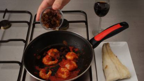 Incorpora el queso, el Sofrito de Tomate y Cebolla Gallina Blanca, la mostaza y, al final, el Caldo Casero de Pescado Gallina Blanca (**) colado, consiguiendo la consistencia deseada. Cubre el pescado