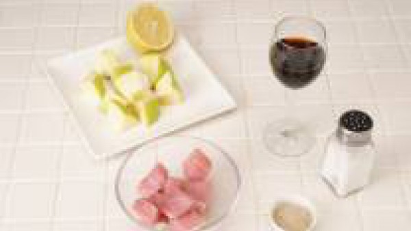Trocea el lomo en cubos para brochetas. Lava la manzana y córtala en 4 trozos, riégala con el zumo de limón para que no se oxide.