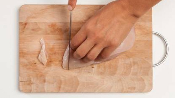 Limpia la carne, corta en trocitos tanto la ternera como la pechuga.