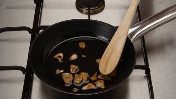 Calienta el aceite en una cazuela y añade la cebolla y el ajo cortado en brounoisse (cuadraditos pequeños). Tapa la olla y deja pocha el contenido a fuego suave durante 10 minutos. Añade los pimientos