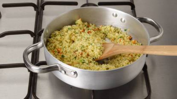 Cuece el cuscús al vapor y, una vez que esté blando, engrasa con una cucharada de aceite de oliva para que quede suelto. A continuación, sazona con una pizca de Avecrem y pimienta. Para presentar, o b