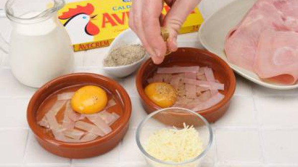 Segundo paso huevo a la cazuela con jamon cocido