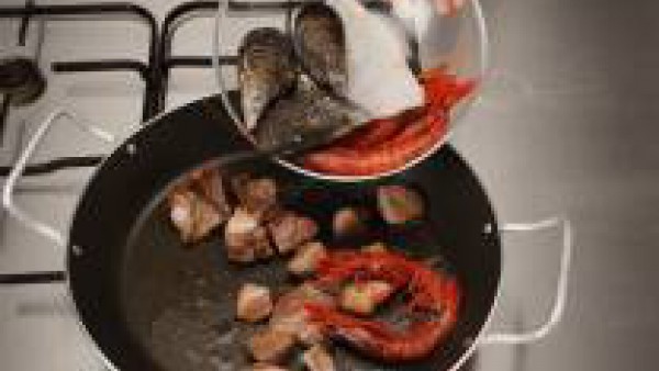 Primer paso paella de conejo y marisco