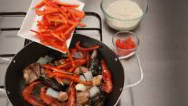 Segundo paso paella de conejo y marisco
