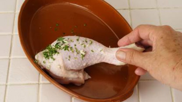 Corta el muslo de pollo abriéndolo longitudinalmente hasta el hueso. Sazona con el ajo pelado muy troceado, ¼ de pastilla Avecrem y un poco de pimienta negra.
