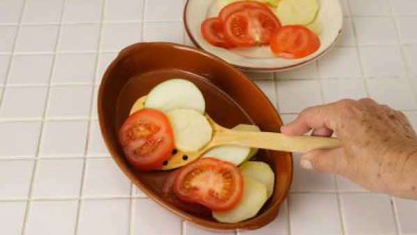 Por otra parte cocina el cuscús al vapor o en agua hirviendo durante unos 5 minutos. Una vez el cuscús esté cocido, escúrrelo (si se ha cocido en agua), y unta con aceite de oliva para que quede suelt