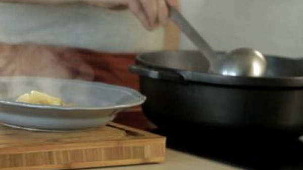 Cocina el conjunto 5 minutos y añade el pimentón, remueve rápidamente. Rehoga hasta que esté hecho el sofrito.