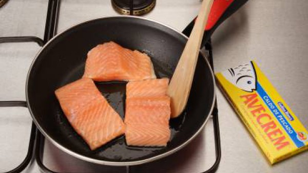 Marina el lomo de salmón con el zumo del limón, aceite de oliva, 1 pastilla de Avecrem y pimientas variadas molidas. Calienta una sartén antiadherente sin aceite y dora el salmón 2 o 3 minutos por cad