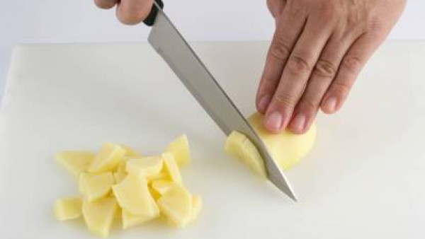 Pela la patata y córtala a bastones o cubos. Pela la zanahoria y córtala a rodajas. Limpia el puerro y el brócoli y corta en trozos de unos 5 cm. Haz lo mismo con el calabacín y corta a trozos de unos
