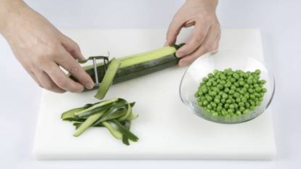 Limpia todas las verduras, corta las judías, el brócoli a brotes pequeños, desgrana los guisantes y las alcachofas en 8 gajos y la zanahoria a bastoncitos. Fríe las alcachofas y resérvalas.