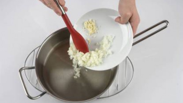 Pon una cazuela al fuego con un chorro de aceite y la cebolla picada. Cuécela muy lentamente hasta que quede como una mermelada. Añade el ajo picado, el tomate rallado y la pastilla de Avecrem Verdura