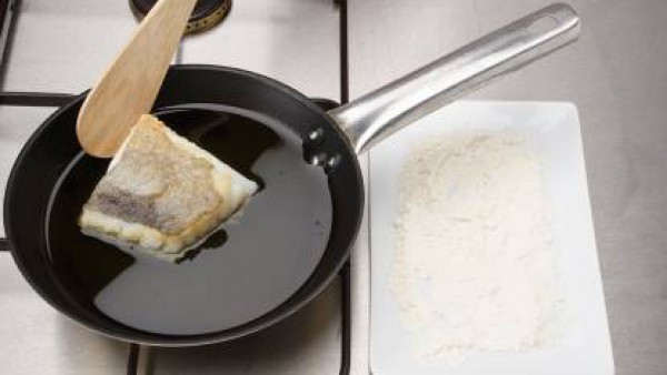 Marca el bacalao por todos los lados en una sartén muy caliente con aceite de oliva. Sazona con la pastilla de Avecrem Verduras -30% de Sal y ponlo en el horno 6 minutos a 180ºC.