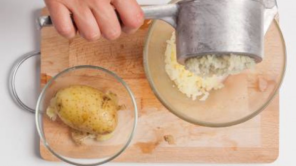 Hierve los restos de patata hasta que estén tiernas. Pasa por pasapurés y luego emulsiona con una espátula con aceite.