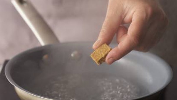 Aparte, cuece el arroz en una cazuela con agua. Cuela y remoja en agua fría.