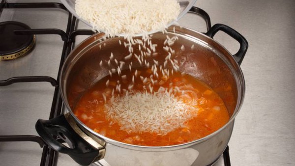 A continuación, pon el arroz junto con el pescado limpio y troceado y deja cocer durante 15 minutos más.