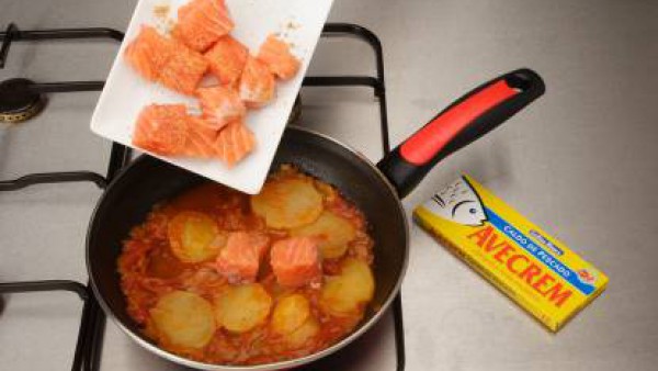 Segundo paso guiso de salmon patata y calabaza