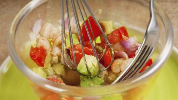 Monta la ensalada poniendo en la base la pasta fresca que habrás cocido en el caldo y sobre ella pondrás el guacamole.